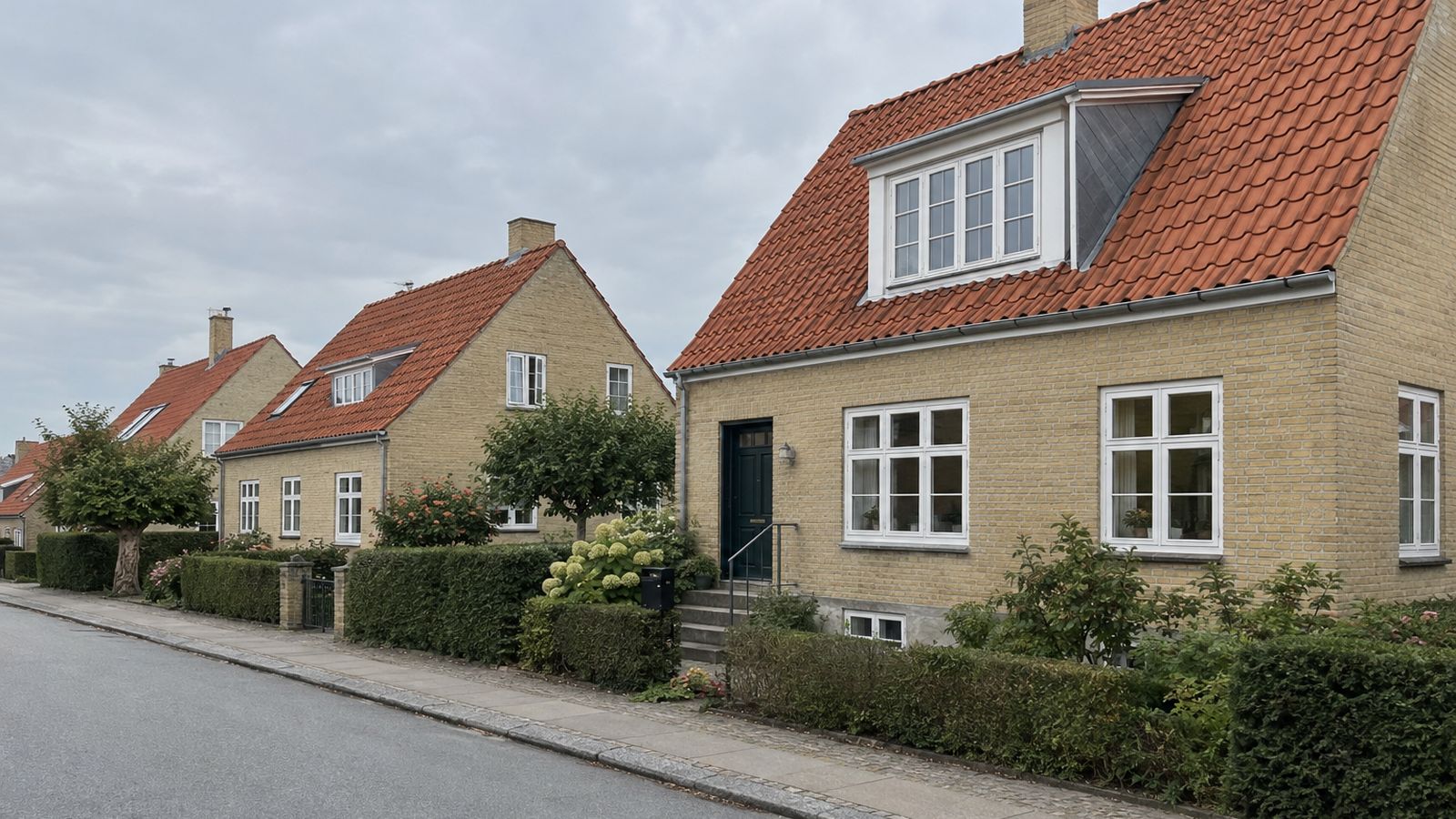 Ny muret havevæg i røde mursten i dansk baggård